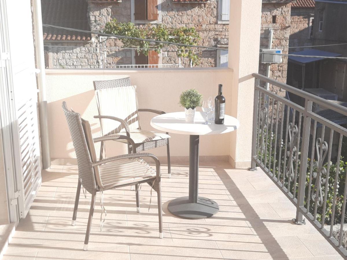 Apartments Villa Beba Komiza Exterior photo