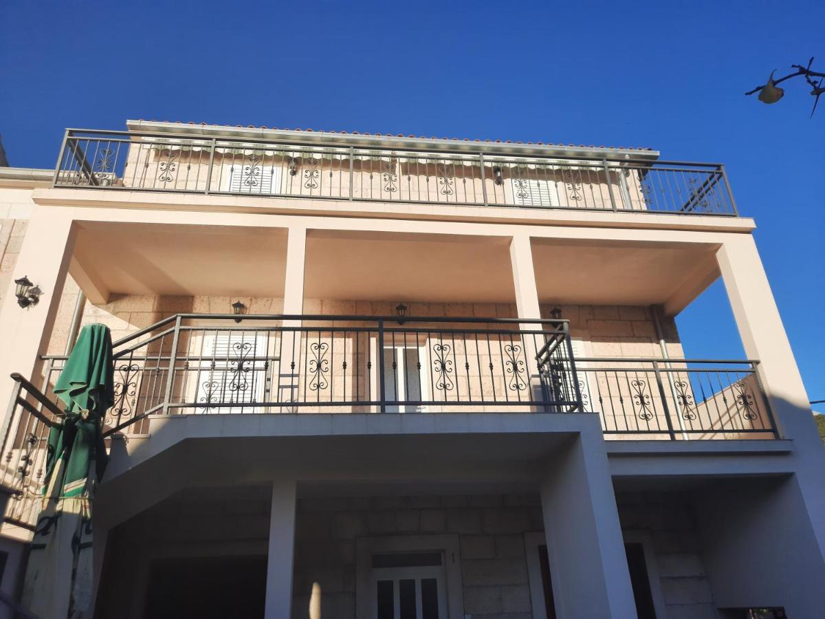Apartments Villa Beba Komiza Exterior photo